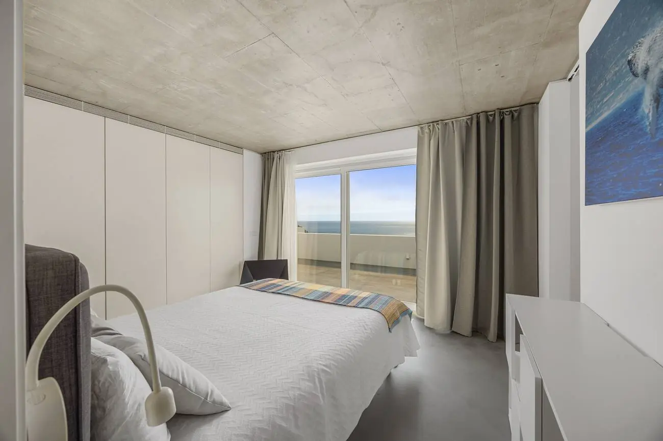 Bedroom 06 — Double with King bed and sea view
